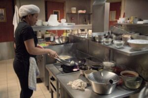 < chef cuisinier en action>